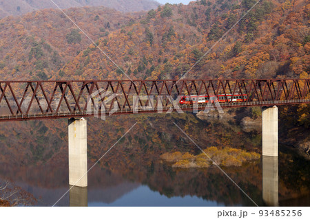 紅葉の山と五十里湖と会津鬼怒川線の湯西川橋梁と電車 93485256