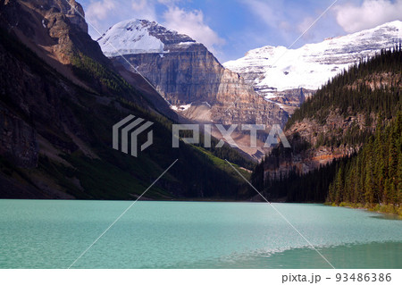 The majestic glacier on top of the turquoise water of Lake Louise 93486386