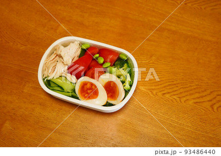 野菜たっぷりのヘルシー手作り弁当 93486440