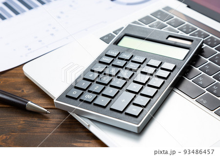 電卓とパソコンとグラフ 93486457