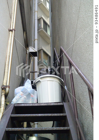 雑居ビルの裏側はこうなっている:現状 雑居ビルの裏側はこうなっている:現状 93486491