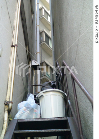 雑居ビルの裏側はこうなっている:現状 雑居ビルの裏側はこうなっている:現状 93486496