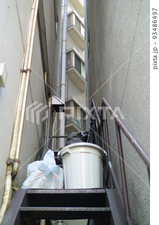 雑居ビルの裏側はこうなっている：現状 93486497