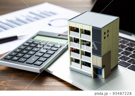 不動産とパソコン 93487228