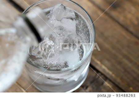 ペットボトルの炭酸水をグラスに注いでいるところ 93488263