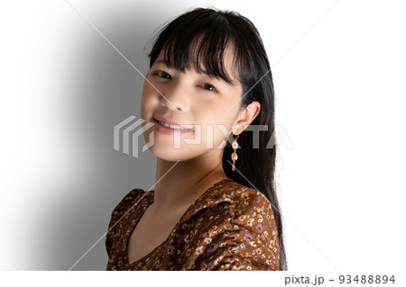 不敵な笑いをする女性 不敵な笑いをする女性 93488894