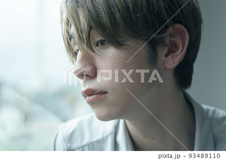 雨の日に窓辺でくつろぐ男性 雨の日に窓辺でくつろぐ男性 93489110