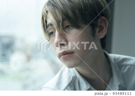 雨の日に窓辺でくつろぐ男性 雨の日に窓辺でくつろぐ男性 93489111