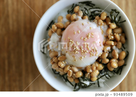 温泉たまごを乗せた小粒の納豆ご飯 温泉たまごを乗せた小粒の納豆ご飯 93489509