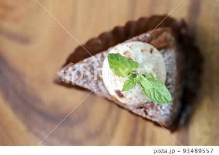 生クリームにミントを飾ったカットしたガトーショコラ 生クリームにミントを飾ったカットしたガトーショコラ 93489557