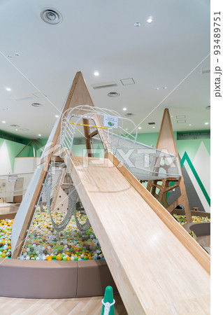 京王あそびの森HUGHUG　木のアスレチック　すべり台とボール　京王動物園線　東京都日野市 93489751