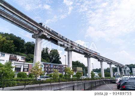 多摩モノレール　多摩動物公園駅　HUGHUGから高架を見上げる　東京都日野市 93489755