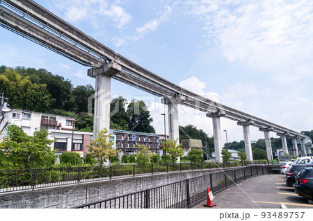 多摩モノレール　多摩動物公園駅　HUGHUGから高架を見上げる　夏空　東京都日野市 93489757