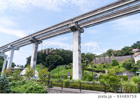 多摩モノレール　多摩動物公園駅　HUGHUGのぼうけんのもりから高架を見上げる　夏空　東京都日野市 93489759