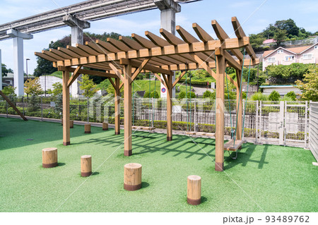 京王あそびの森HUGHUG　ぼうけんのもり　木のベンチ　京王動物園線　東京都日野市 93489762