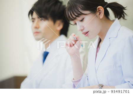 研究員　会議  93491701