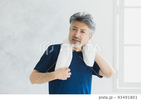 スポーツウェアのグレイヘアの男性 93491801