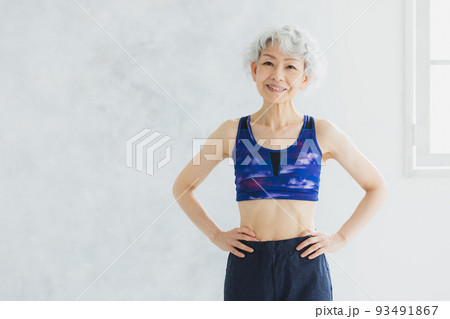 スポーツウェア　グレイヘアの女性 93491867