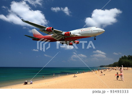 プーケットナイヤンビーチから写したものです。ビーチ目の前の滑走路に着陸する姿は迫力満点です。 93493333