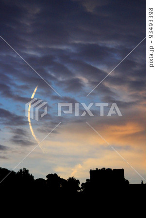 ヒコーキ雲と印象的な朝焼けのシルエットの写真 ヒコーキ雲と印象的な朝焼けのシルエットの写真 93493398