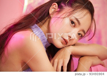 若い女性のカラフルなビューティーポートレート 93493904