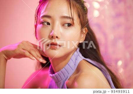 若い女性のカラフルなビューティーポートレート 93493911