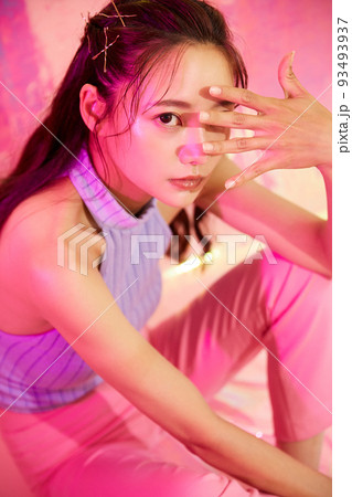 若い女性のカラフルなビューティーポートレート 若い女性のカラフルなビューティーポートレート 93493937