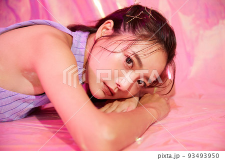 若い女性のカラフルなビューティーポートレート 93493950