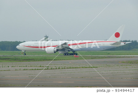 千歳基地から離陸する政府専用機B-777 93494417