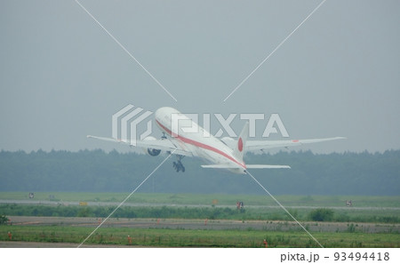 千歳基地から離陸する政府専用機B-777 千歳基地から離陸する政府専用機B-777 93494418