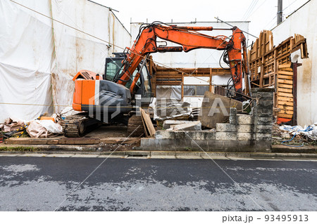 家屋解体工事現場 重機パワーショベル 家屋解体工事現場 重機パワーショベル 93495913