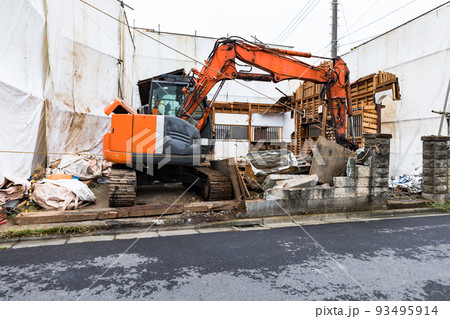 家屋解体工事現場 重機パワーショベル 家屋解体工事現場 重機パワーショベル 93495914
