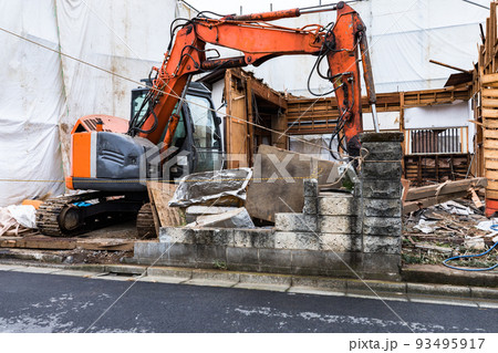 家屋解体工事現場 重機パワーショベル 家屋解体工事現場 重機パワーショベル 93495917