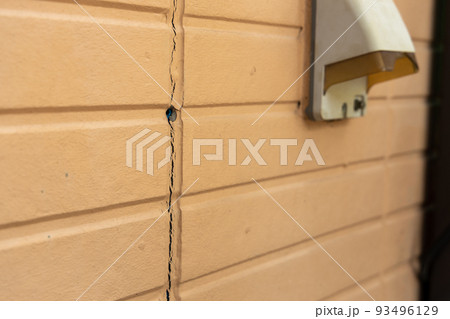 築25年の一戸建ての壁部分（亀裂） 93496129