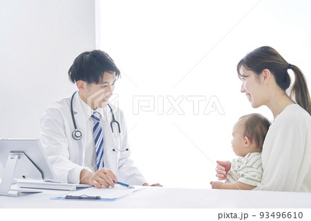 赤ちゃんを診察する医者 93496610