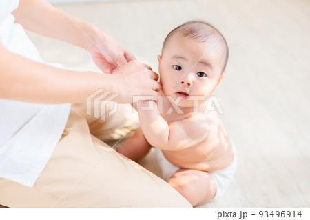 親子のふれあい　首すわりが完了したばかりの赤ちゃん　首すわり確認　生後4ヶ月　 93496914