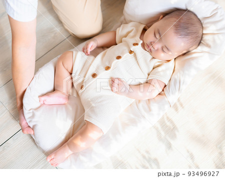 赤ちゃんが起きないようにそっと降ろすママ 抱っこ布団 背中スイッチ 赤ちゃんが起きないようにそっと降ろすママ 抱っこ布団 背中スイッチ 93496927