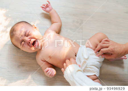 黄昏泣き（コリック）が始まった赤ちゃん　夕暮れ泣き　乳児疝痛 93496929