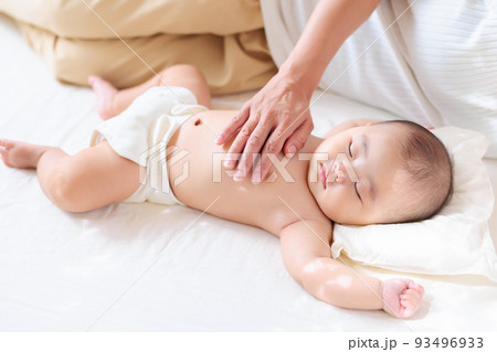 添い寝　寝かしつけ 93496933