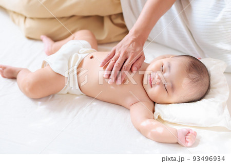 眠りながら笑う赤ちゃん 添い寝 寝かしつけ 眠りながら笑う赤ちゃん 添い寝 寝かしつけ 93496934