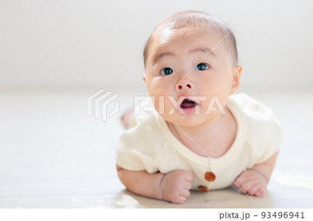 うつ伏せの赤ちゃん　タミータイム　首すわりが完了した赤ちゃん　確認方法　生後3ヶ月 93496941