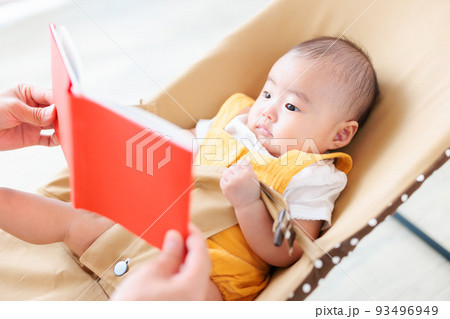 絵本の読み聞かせ　生後3ヶ月の赤ちゃん 93496949