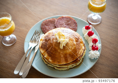 パンケーキと、厚切りのハムステーキ 93497176