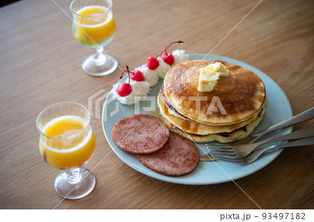パンケーキと、厚切りのハムステーキ パンケーキと、厚切りのハムステーキ 93497182