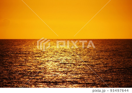 夕日に照らされる海の写真素材 [93497644] - PIXTA