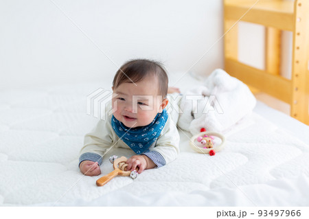 うつ伏せをするあかちゃん 乳児 うつ伏せをするあかちゃん 乳児 93497966