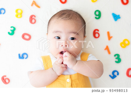 数字　ナンバー　赤ちゃん　乳児 93498013