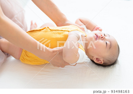 首すわりの確認方法②  首すわり完了前の赤ちゃん  生後3ヶ月 93498163