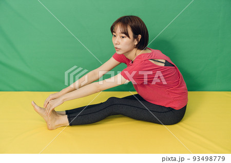 体操する女性 93498779
