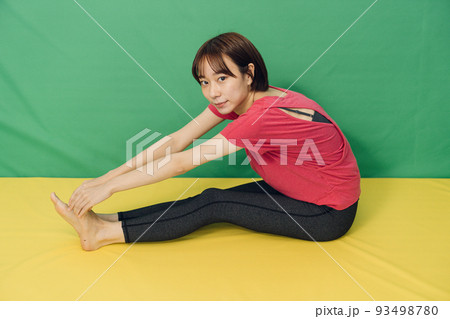 体操する女性 体操する女性 93498780